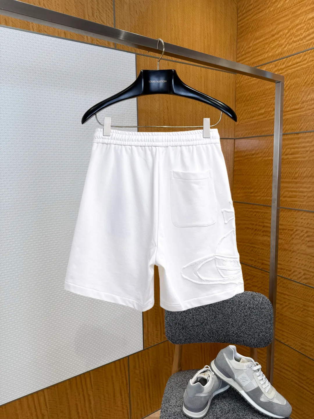The Queen Mother's three-standard complete 2026 summer New Arrival men's casual shorts, advanced custom-made fabric Breathable fabric, Breathable elasticity and comfort, impeccable details, top-grade accessories, original logo design concept, delicate and soft feel! The upper body fit is awesome! Size: M-XXXL Please state your height and weight when ordering
